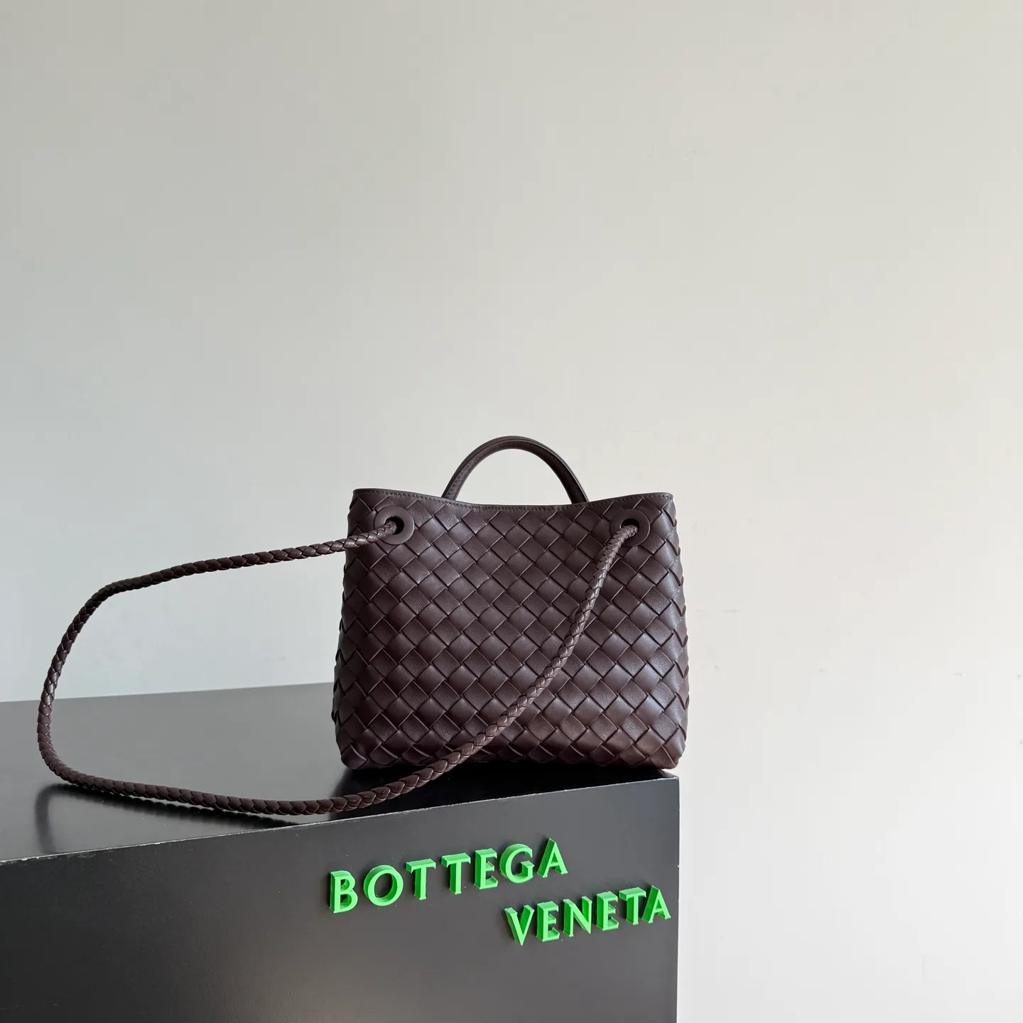 The 2023 new Andiamo batch of 1860 BV has been shipped‼ ️Really popular🔥The new Andiamo woven handbag launched by Bottega Veneta this season is really popular all over the world! ! Celebrities at home and abroad have worn it, and Oscar-winning actress Michelle Yeoh has taken it out on the street. Song Jia, Trai Yara, Yu Feihong, Sanji Ayaka, Rosie Hunting-Whiteley, Yoshioka Riho, etc. have all picked up this bag. It is classic and versatile, showing off its temperament, and the bag capacity is also large, which is very convenient for daily commuting! ! A variety of carrying methods, the shoulder straps can be adjusted by yourself, the original lambskin feels soft and delicate, and the unisex style breaks gender boundaries and brings a more practical and longer-lasting use experience. Andiamo, which has both elegant and casual styles, perfectly interprets the true appearance of "fashionable old money style". Style number: 743568 Size: 25*22*10.5cm